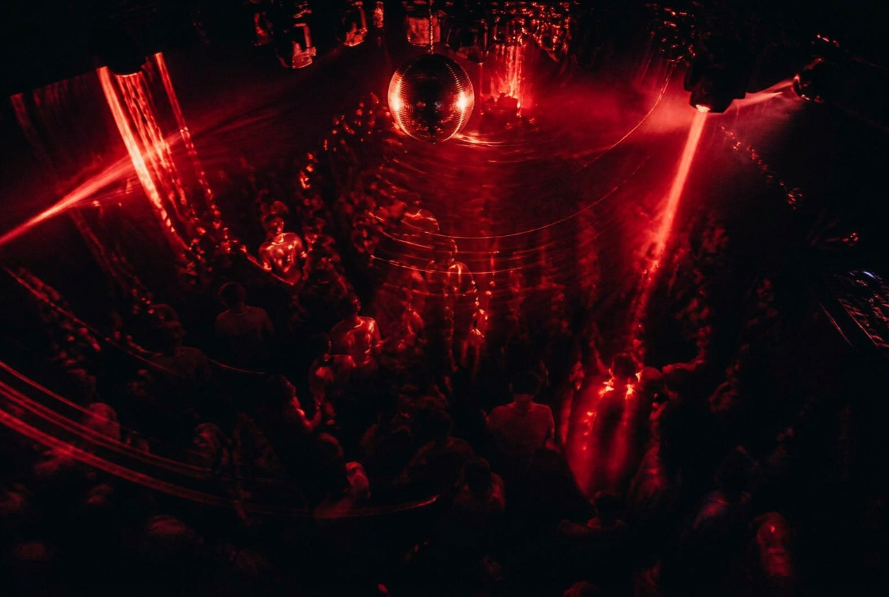 Light beams over the FEMINA dancefloor